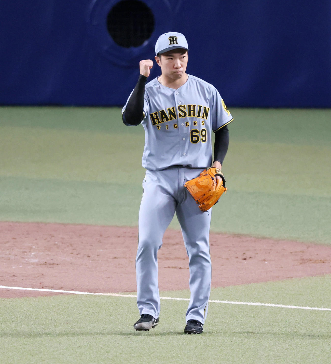 中日対阪神　中日に勝利しガッツポーズを見せる石井（撮影・加藤哉）