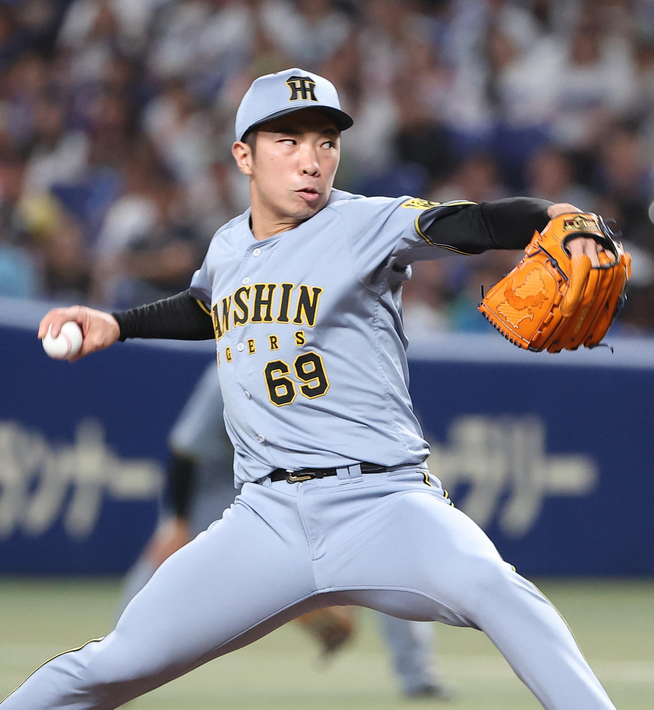 中日対阪神　阪神4番手の石井（撮影・上田博志）