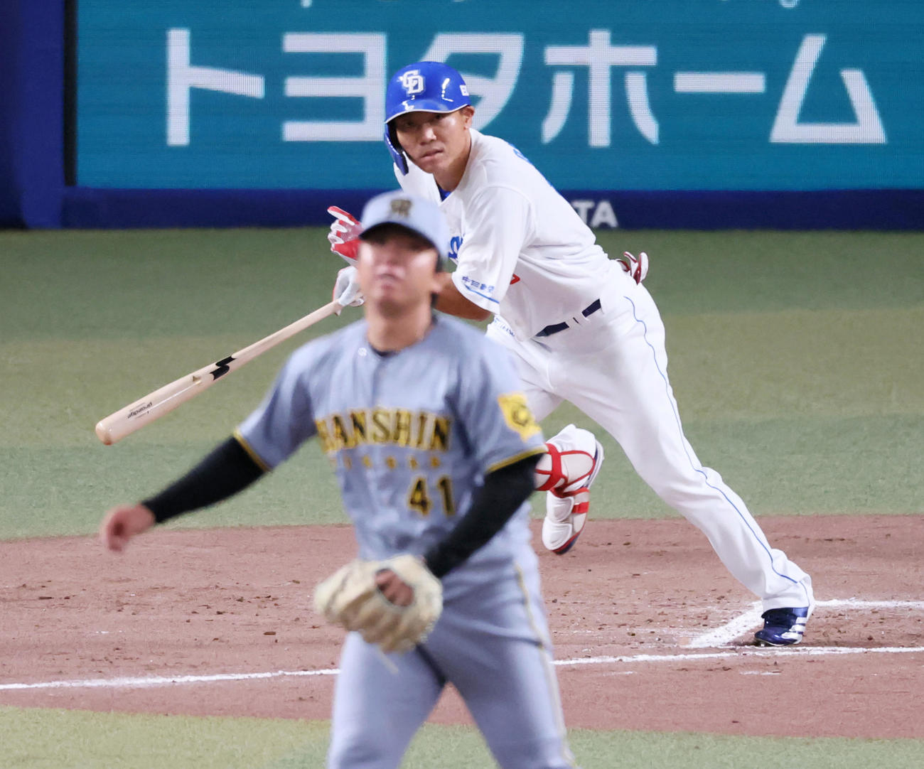 中日対阪神　7回裏中日2死二、三塁、代打大島は中前2点適時打を放つ。投手村上（撮影・加藤哉）