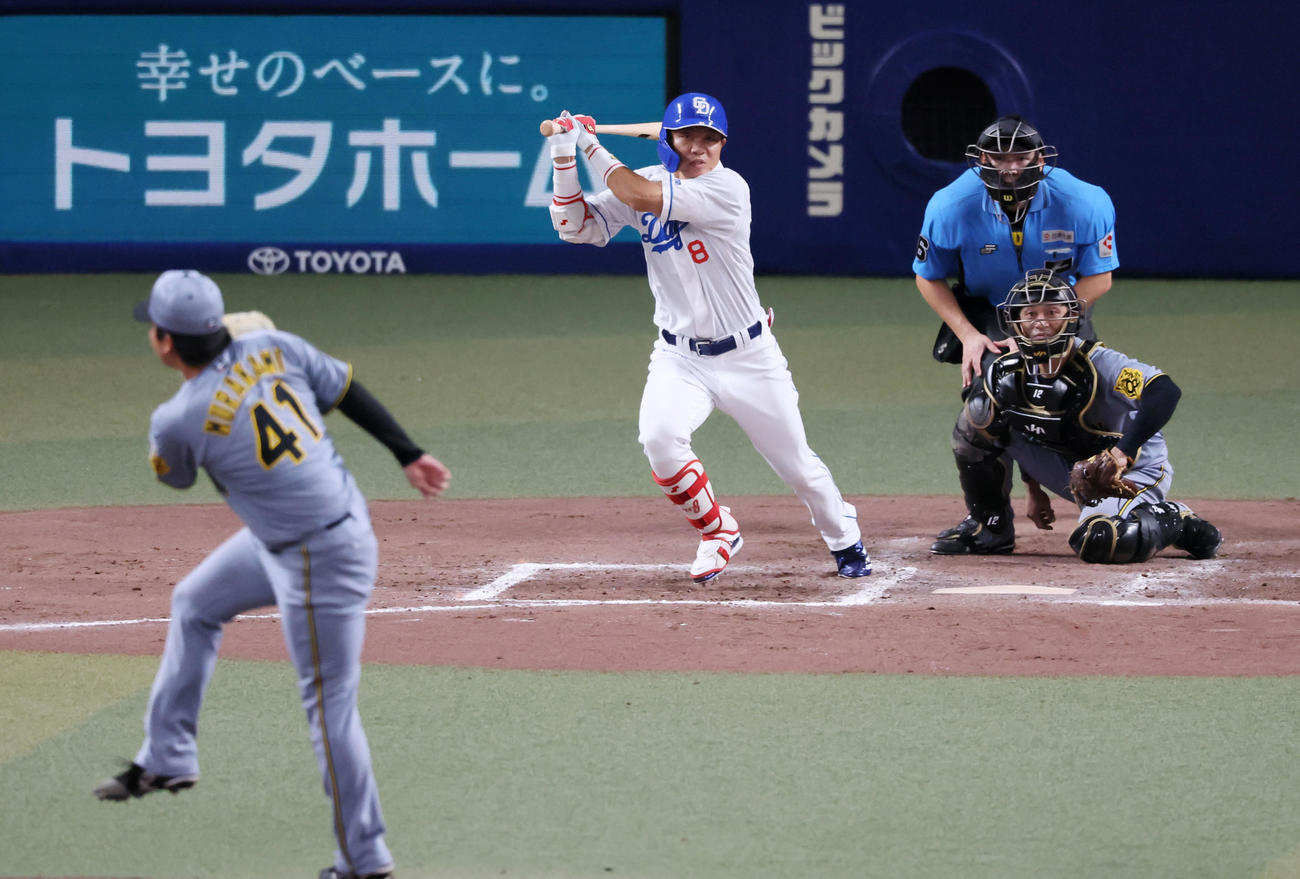 中日対阪神　7回裏中日2死二、三塁、代打大島は中前2点適時打を放つ。投手村上（撮影・加藤哉）