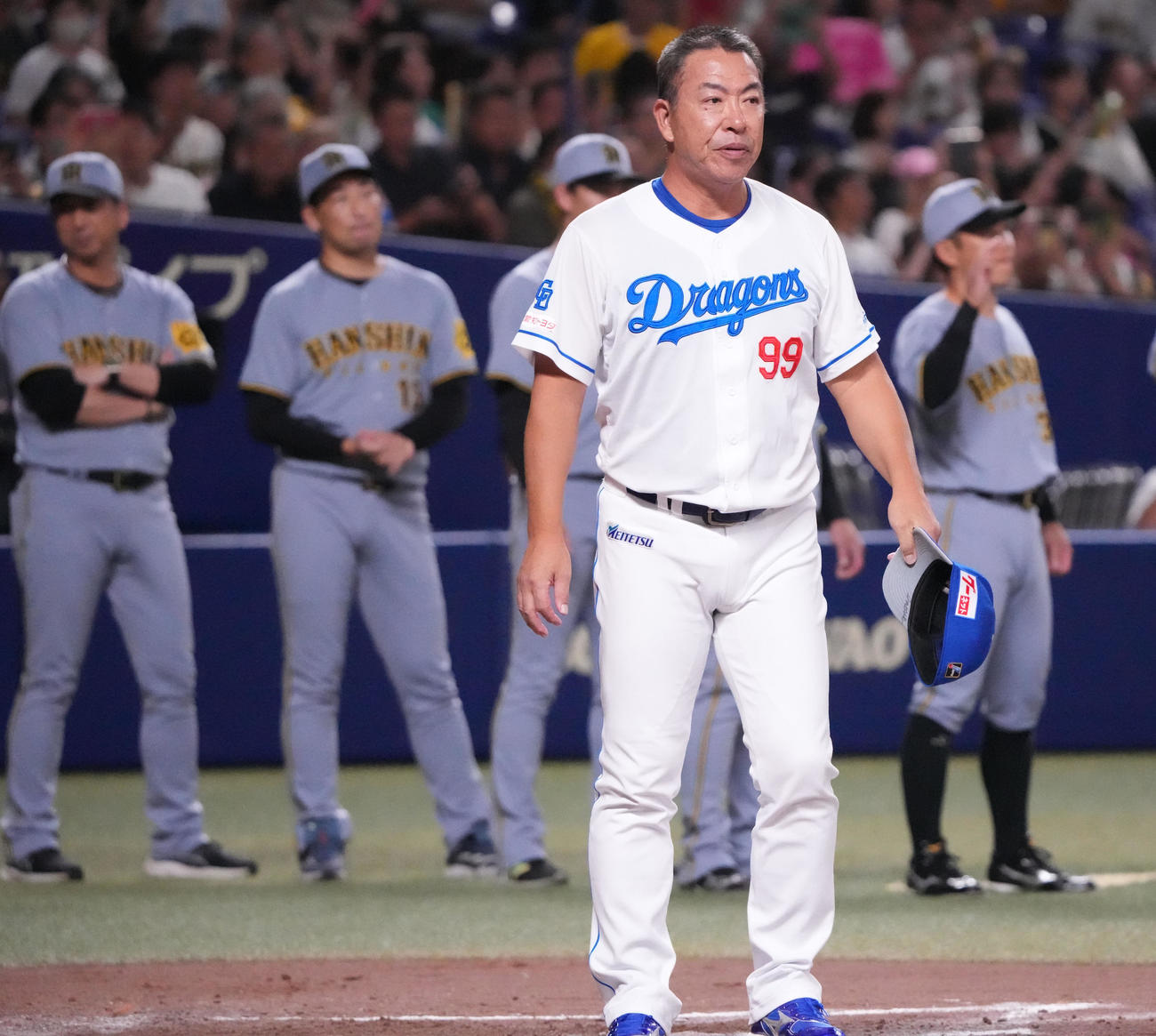 中日対阪神　試合終了、整列しスタンドの観客にあいさつをする井上監督（右から2人目）（撮影・森本幸一）