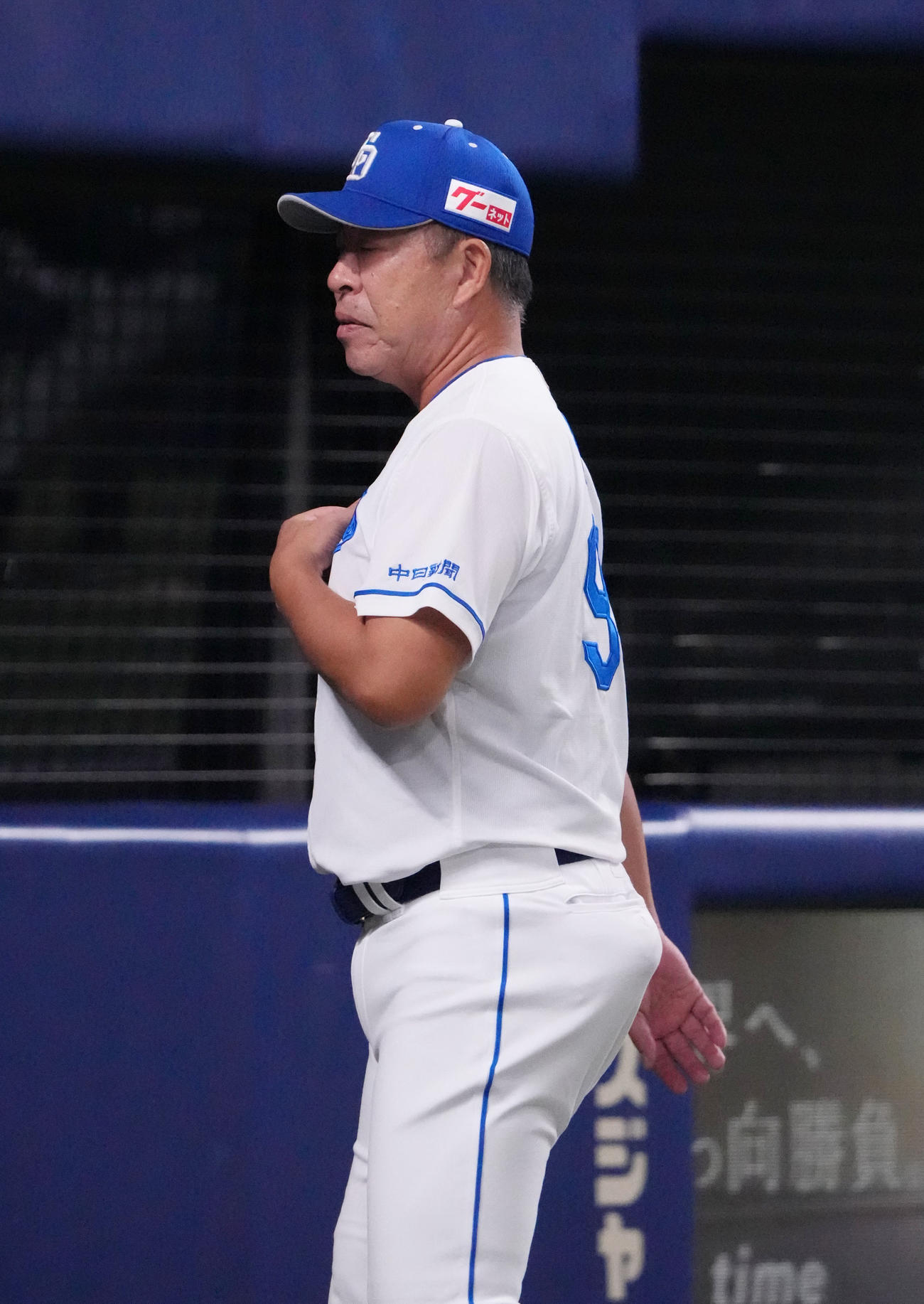 中日対阪神　6回終了、選手交代を告げる井上監督（撮影・森本幸一）
