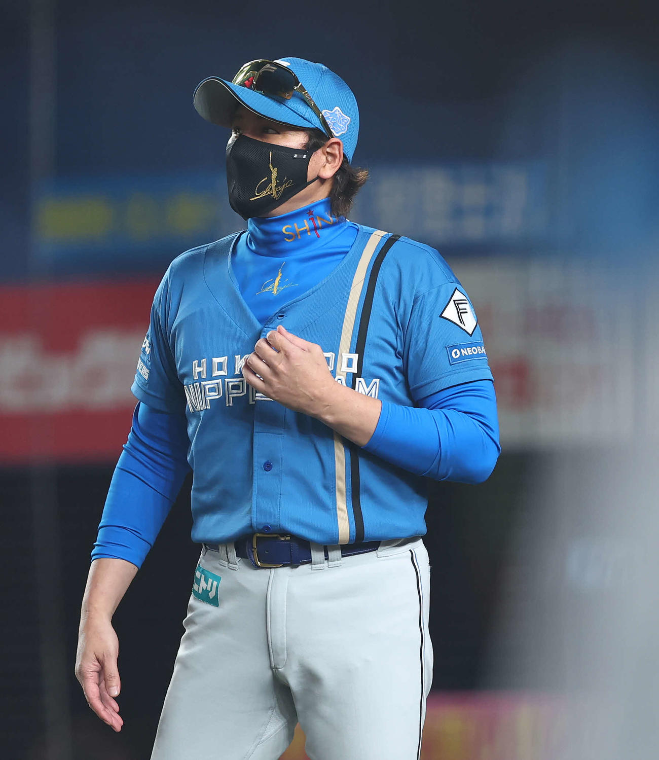 ロッテ対日本ハム　8回裏ロッテ2死一、二塁、投手交代を告げる新庄監督（撮影・河田真司）