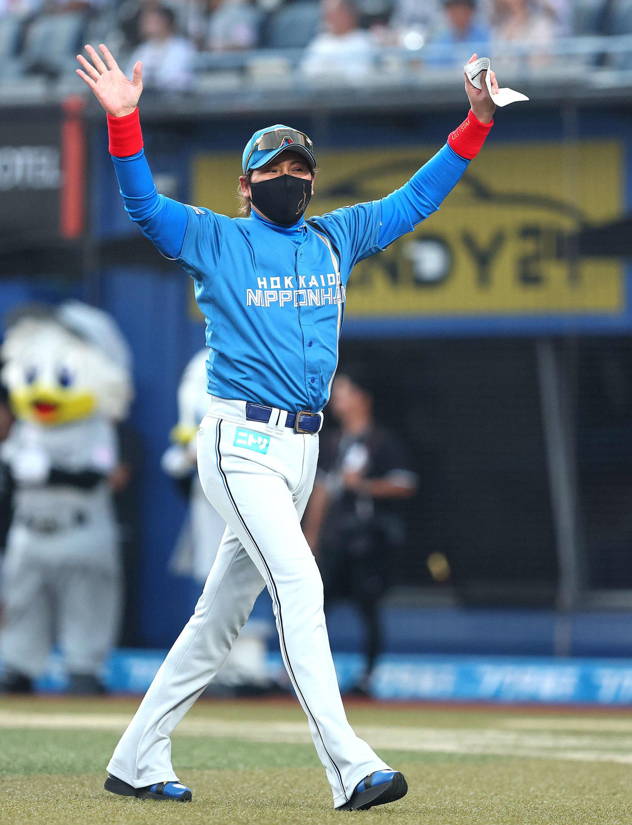 ロッテ対日本ハム　　開始前、メンバー表交換を終え、観客席に手を振り移動する日本ハム新庄監督（撮影・河田真司）