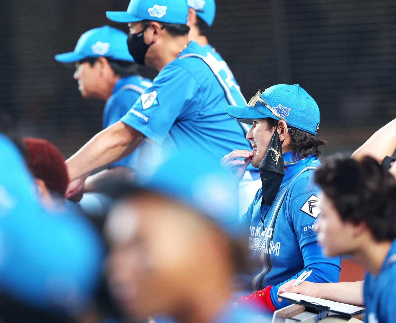 ロッテ対日本ハム　1回表、戦況を見守る新庄監督（撮影・河田真司）
