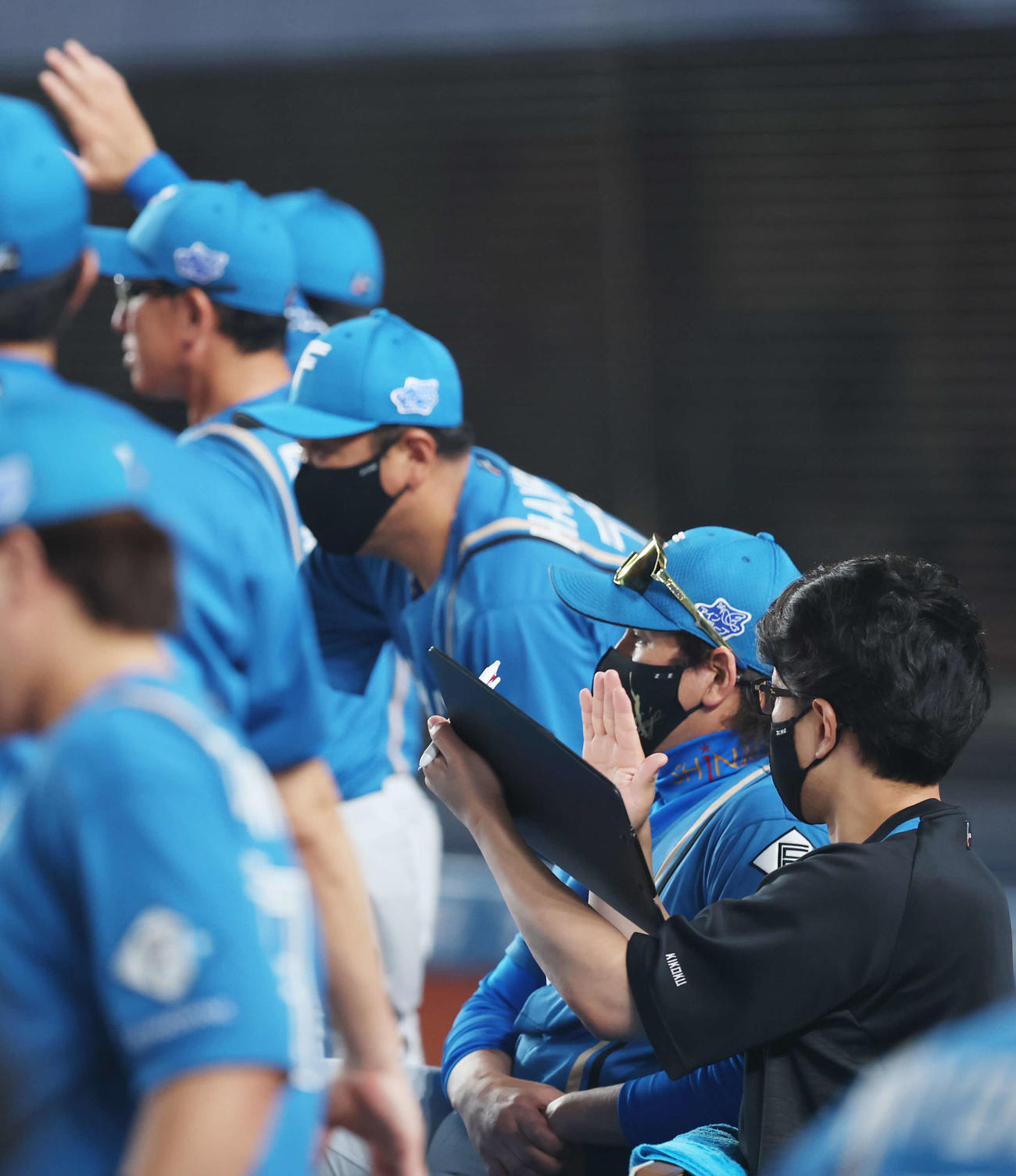 ロッテ対日本ハム　3回表、戦況を見守る新庄監督（撮影・河田真司）