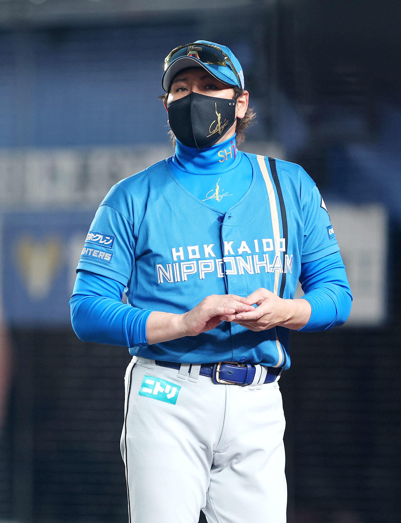 ロッテ対日本ハム　7回表を終え、選手交代を告げる新庄監督（撮影・河田真司）