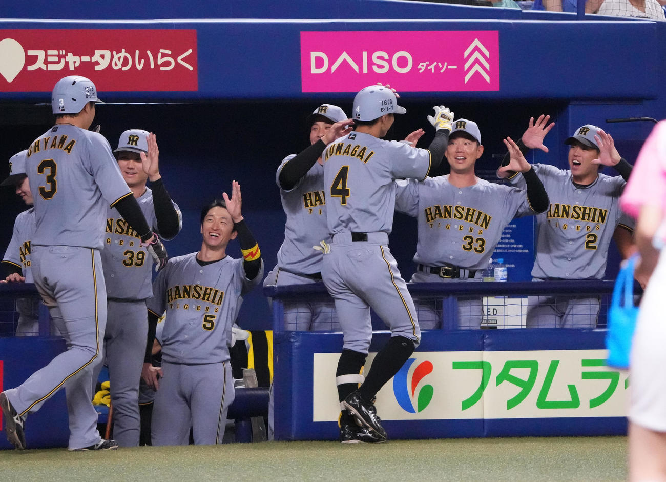 中日対阪神　3回表阪神1死一塁、左越え2点本塁打を放った熊谷を迎える阪神ナイン（撮影・森本幸一）