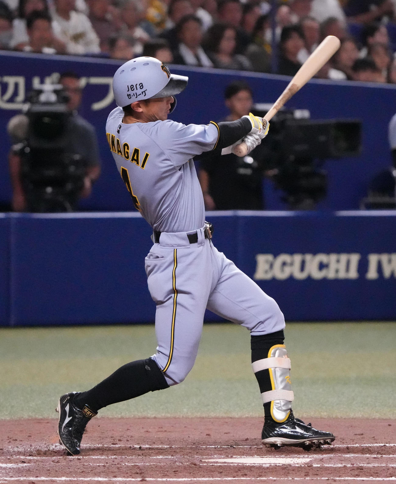 中日対阪神　5回表阪神2死、熊谷は左前打を放つ（撮影・森本幸一）