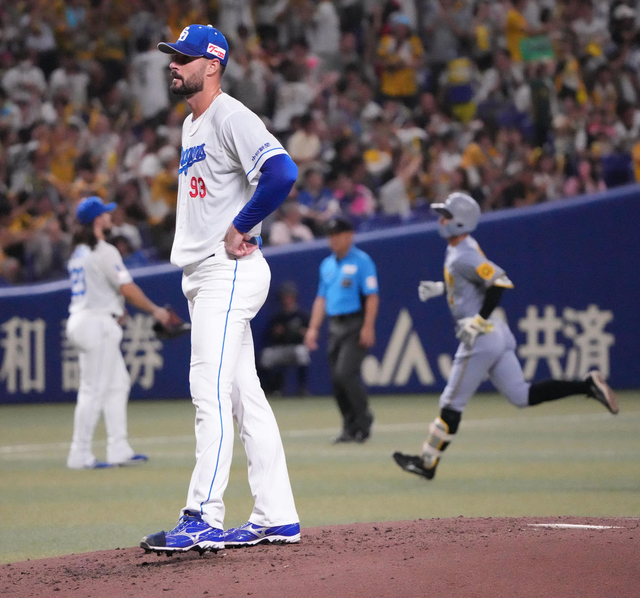 中日対阪神　3回表阪神1死一塁、マラー（左から2人目）は熊谷に左越え2点本塁打を打たれる（撮影・森本幸一）