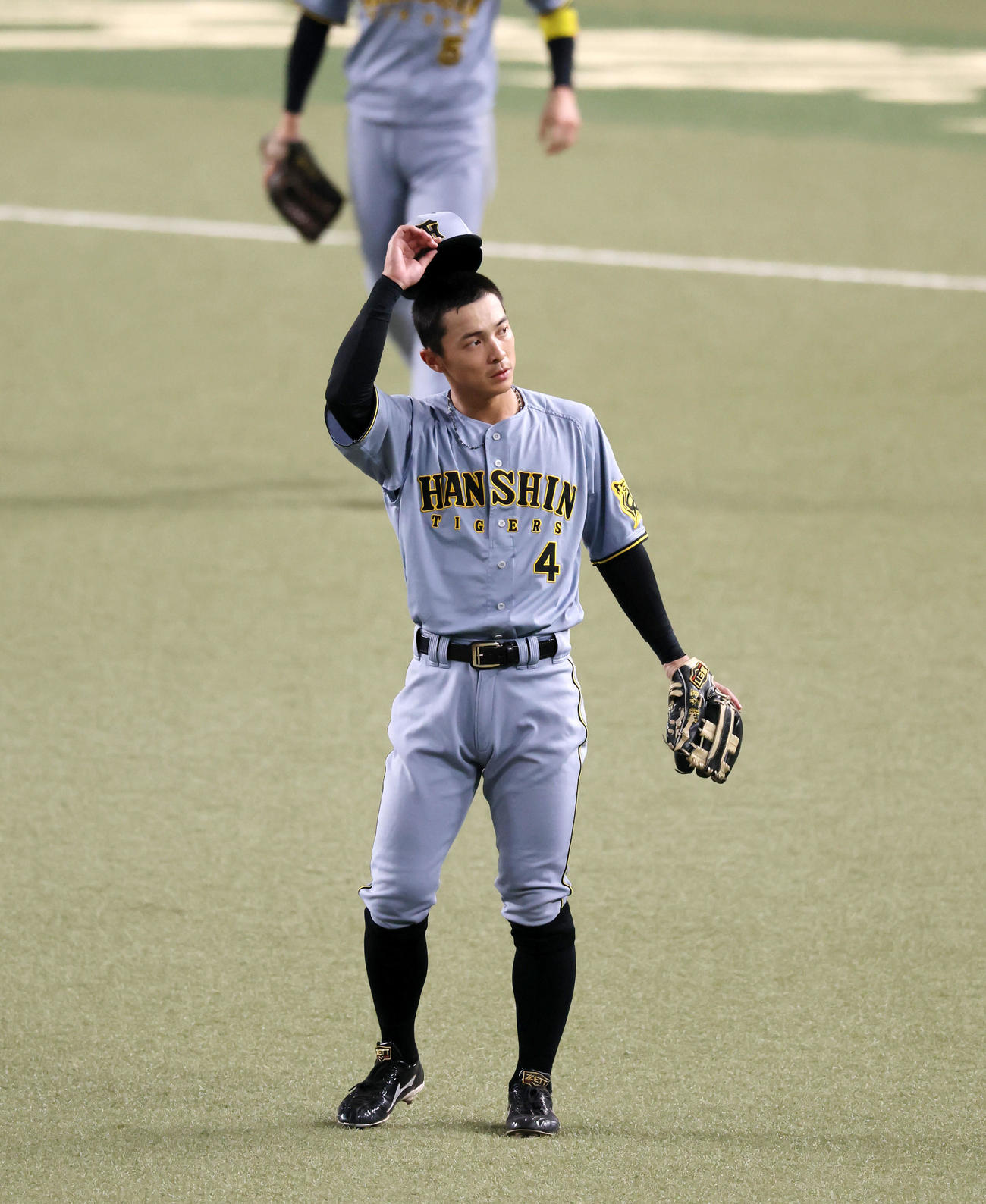 中日対阪神　3回表阪神1死一塁、熊谷敬宥は左越え2点本塁打を放ち、攻守交代で守備位置からスタンドの声援に帽子を取ってあいさつする　（撮影・加藤哉）