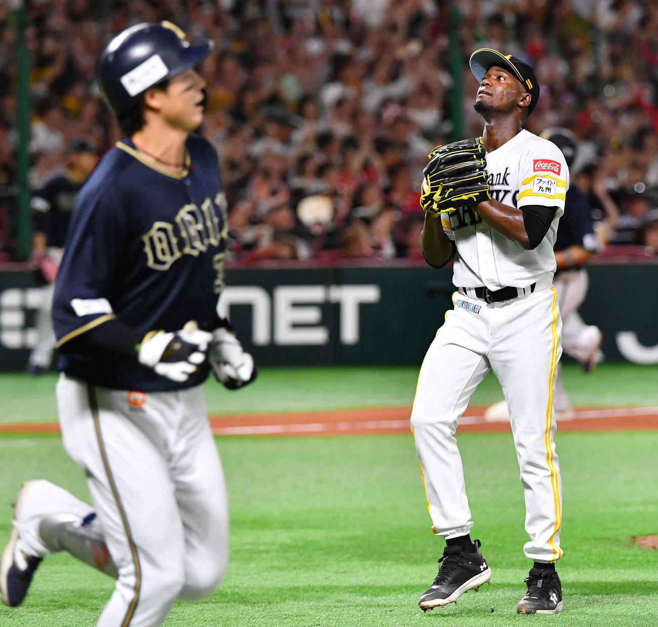 ソフトバンク対オリックス　4回表オリックス2死満塁、広岡（左）を二直に抑えたモイネロ（撮影・岩下翔太）
