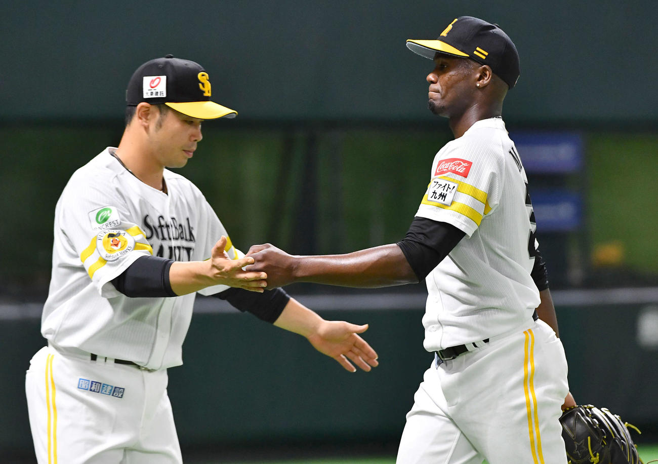 ソフトバンク対オリックス　6回表を無失点に抑えたモイネロ（右）は近藤とタッチを交わしながらベンチへ戻る（撮影・岩下翔太）