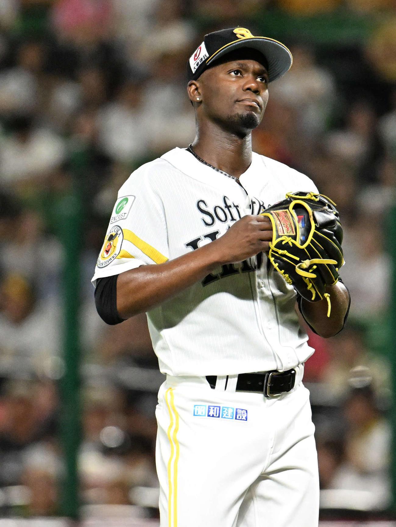 ソフトバンク対オリックス　4回表オリックス無死満塁、厳しい表情を見せるモイネロ（撮影・林敢治）