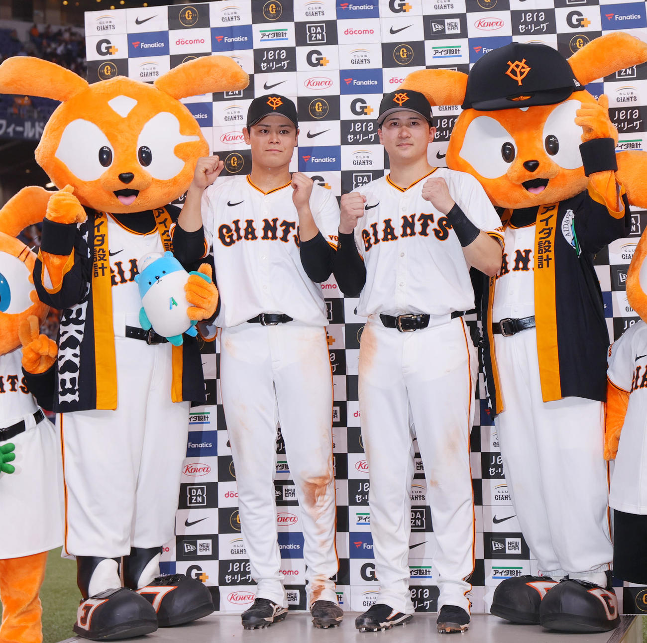 巨人対ヤクルト　ヤクルトに勝利し、お立ち台でポーズを決めるヒーローの中山（左）と泉口（撮影・上山淳一）