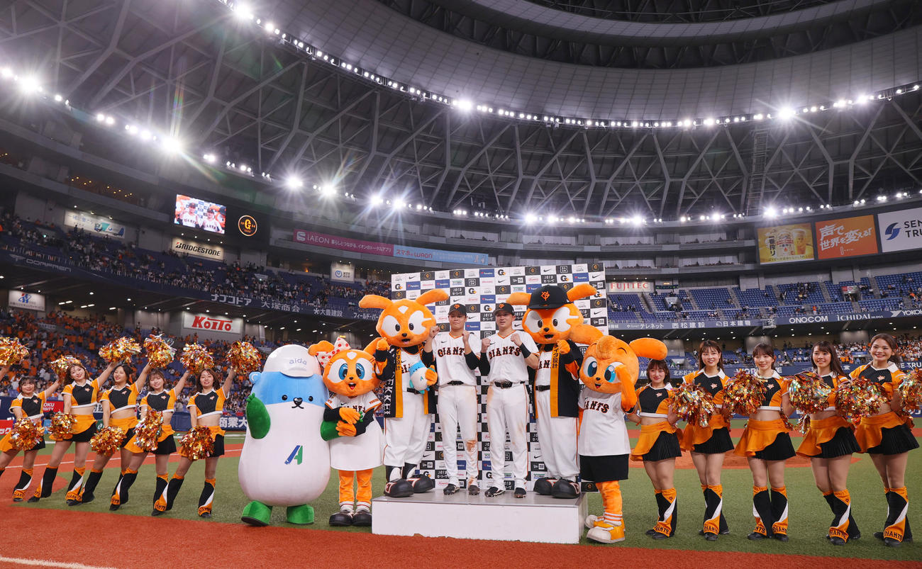 巨人対ヤクルト　ヤクルトに勝利し、お立ち台でポーズを決めるヒーローの中山（左）と泉口（撮影・上山淳一）