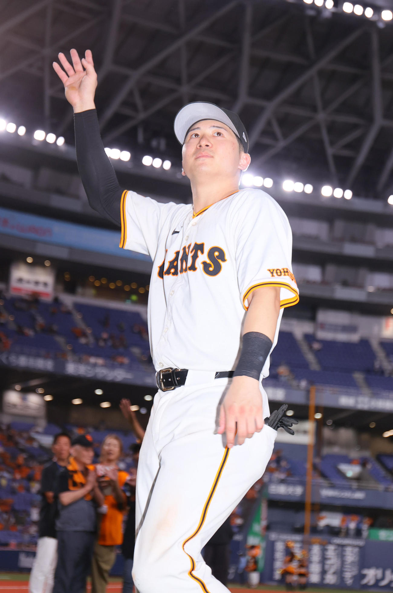 巨人対ヤクルト　ファンの声援に応えるヒーローの巨人泉口（撮影・上山淳一）