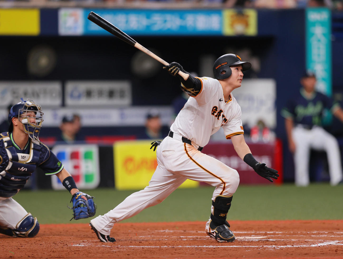 巨人対ヤクルト　8回裏巨人2死一、二塁、泉口は右越え2点適時三塁打を放つ（撮影・上山淳一）