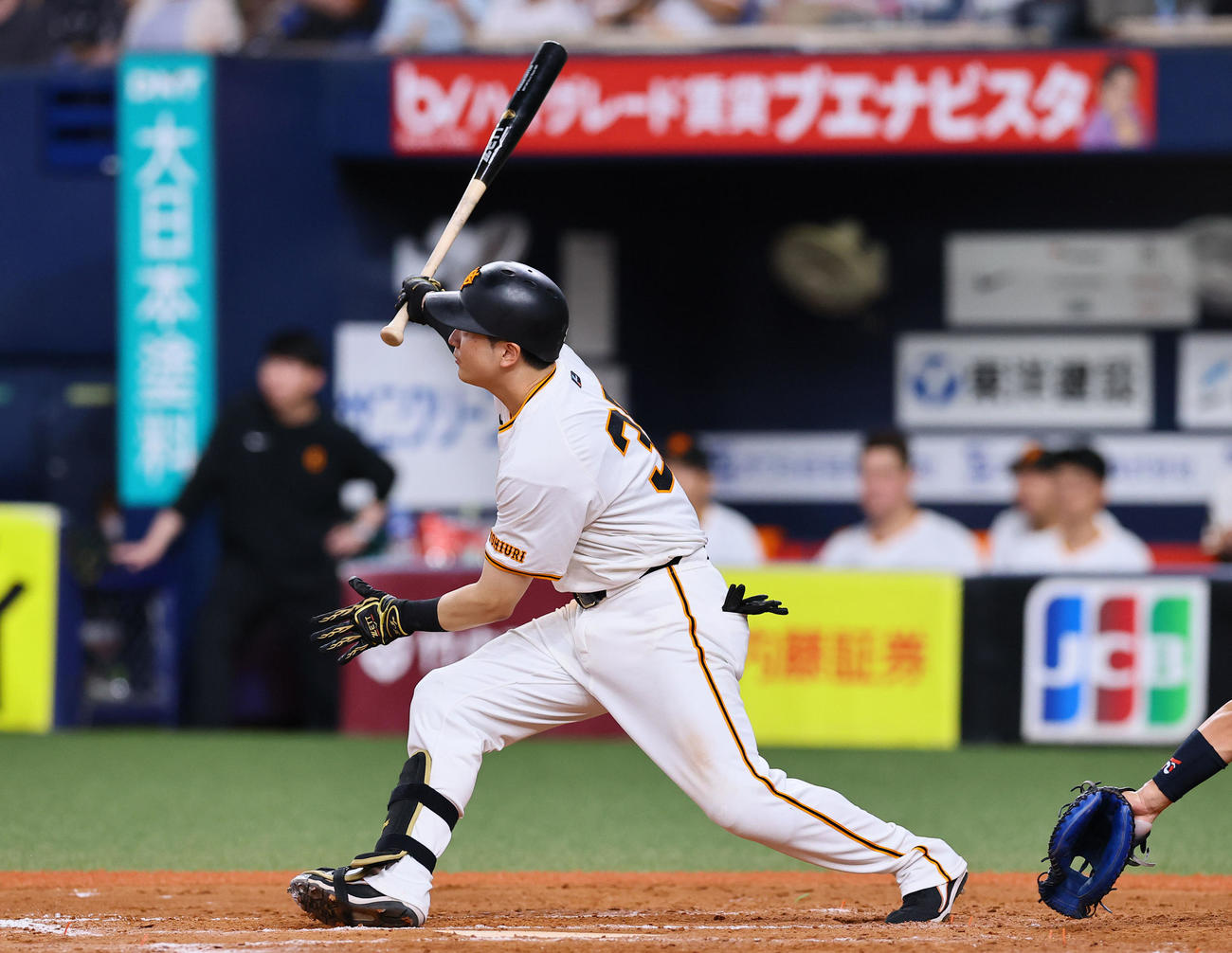 巨人対ヤクルト　8回裏巨人2死一、二塁、泉口は右越えに2点適時三塁打を放つ（撮影・藤尾明華）