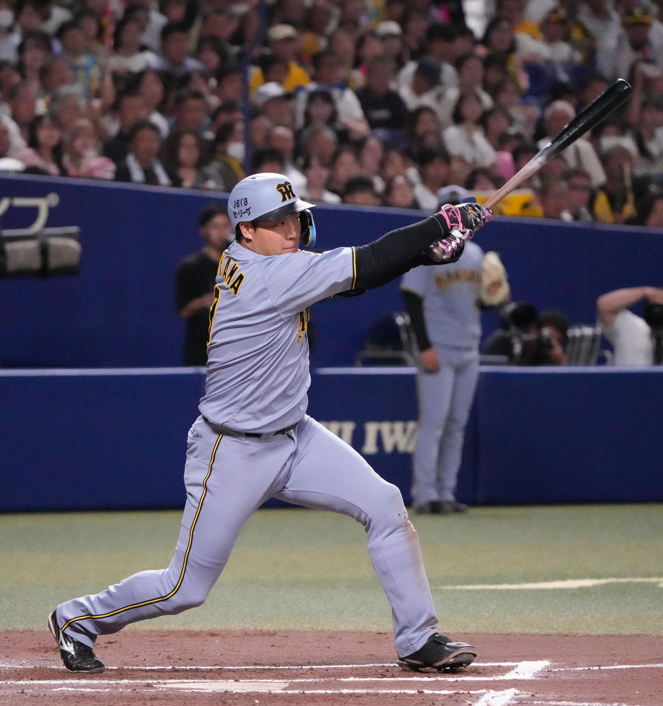中日対阪神　7回表阪神1死一、三塁、右犠飛を放つ大山（撮影・森本幸一）