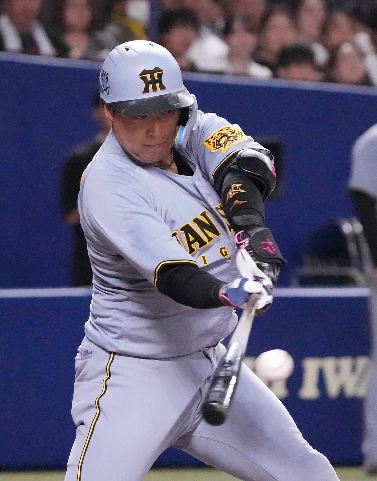 中日対阪神　7回表阪神1死一、三塁、右犠飛を放つ大山（撮影・森本幸一）