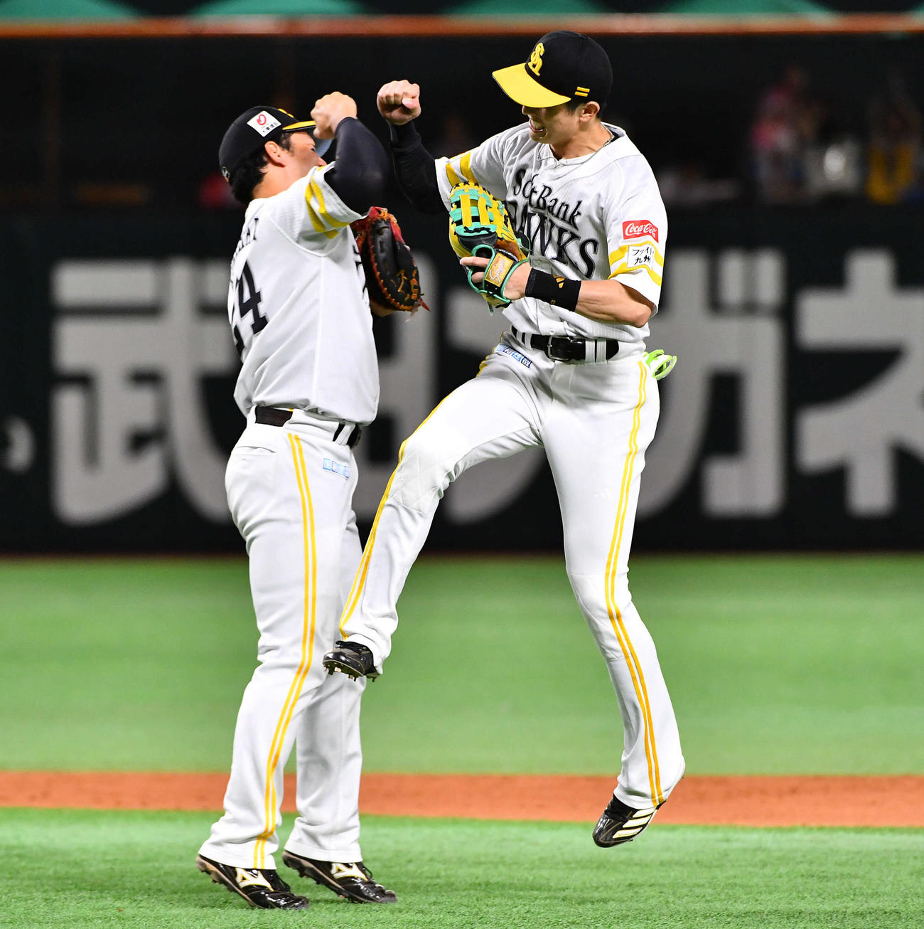 ソフトバンク対オリックス　9回表オリックス2死一、三塁、周東（右）は西野の中飛を好捕して勝利を決め、栗原と笑顔でタッチを交わす（撮影・岩下翔太）