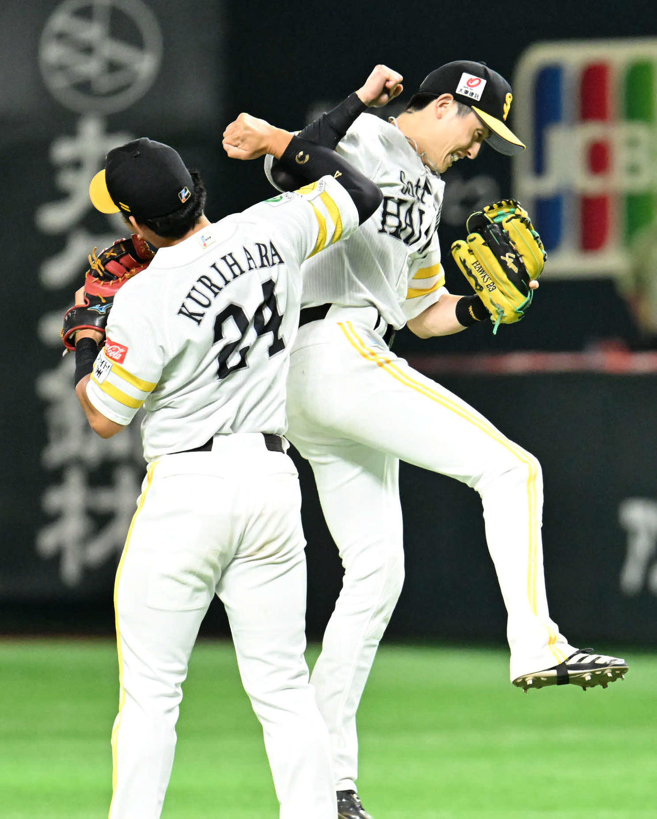 ソフトバンク対オリックス　勝利を収め歓喜する栗原（左）と周東（撮影・林敢治）