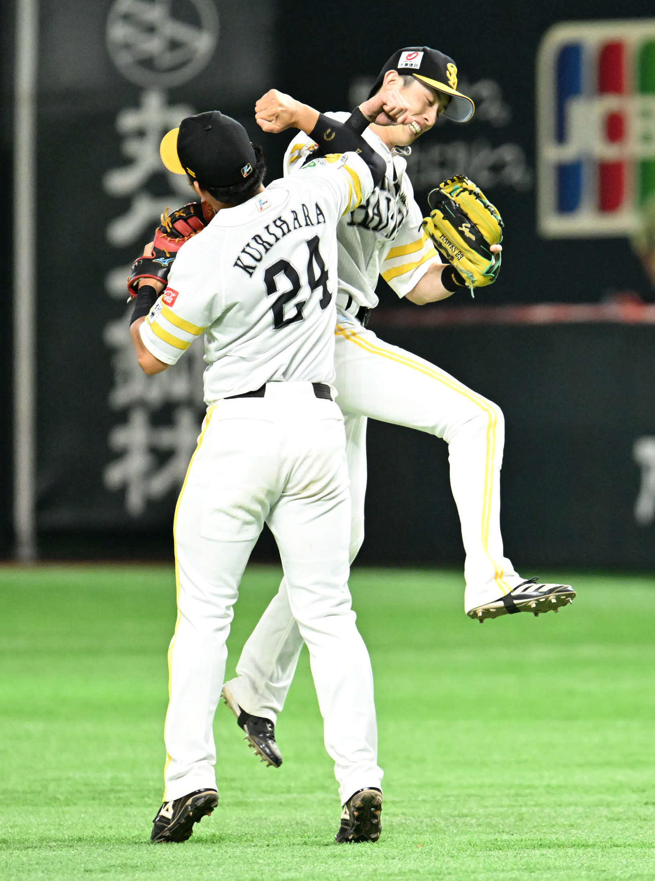 ソフトバンク対オリックス　勝利を収め歓喜する栗原（左）と周東（撮影・林敢治）