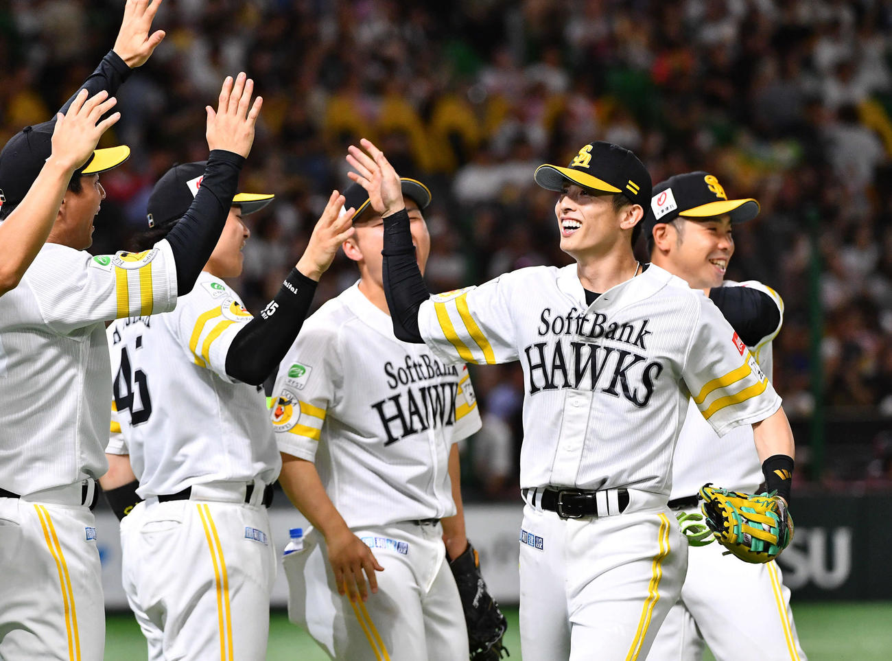 ソフトバンク対オリックス　9回表オリックス2死一、三塁、西野の中飛を好捕して勝利し、ナインと笑顔でタッチを交わす周東（右から2人目）（撮影・岩下翔太）