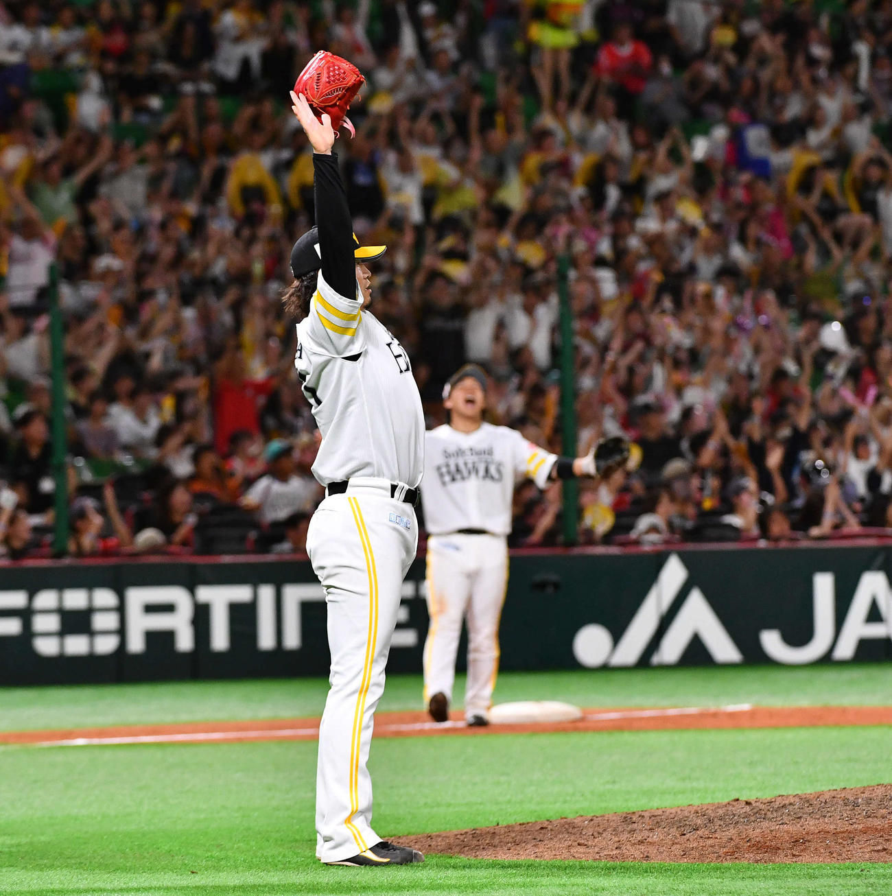 ソフトバンク対オリックス　9回表オリックス2死一、三塁、西野の中飛を周東が好捕して勝利を決め、ガッツポーズする杉山（撮影・岩下翔太）