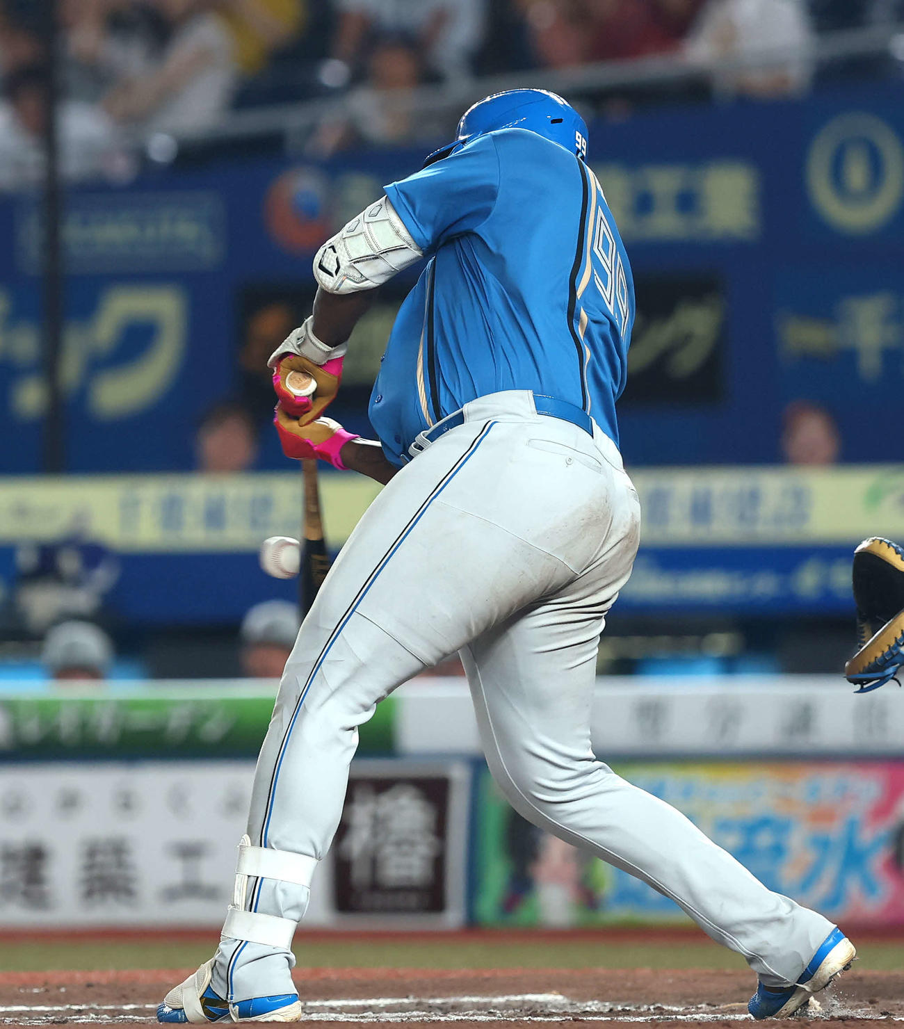 ロッテ対日本ハム　6回表日本ハム2死一塁塁、右前打を放つレイエス（撮影・河田真司）