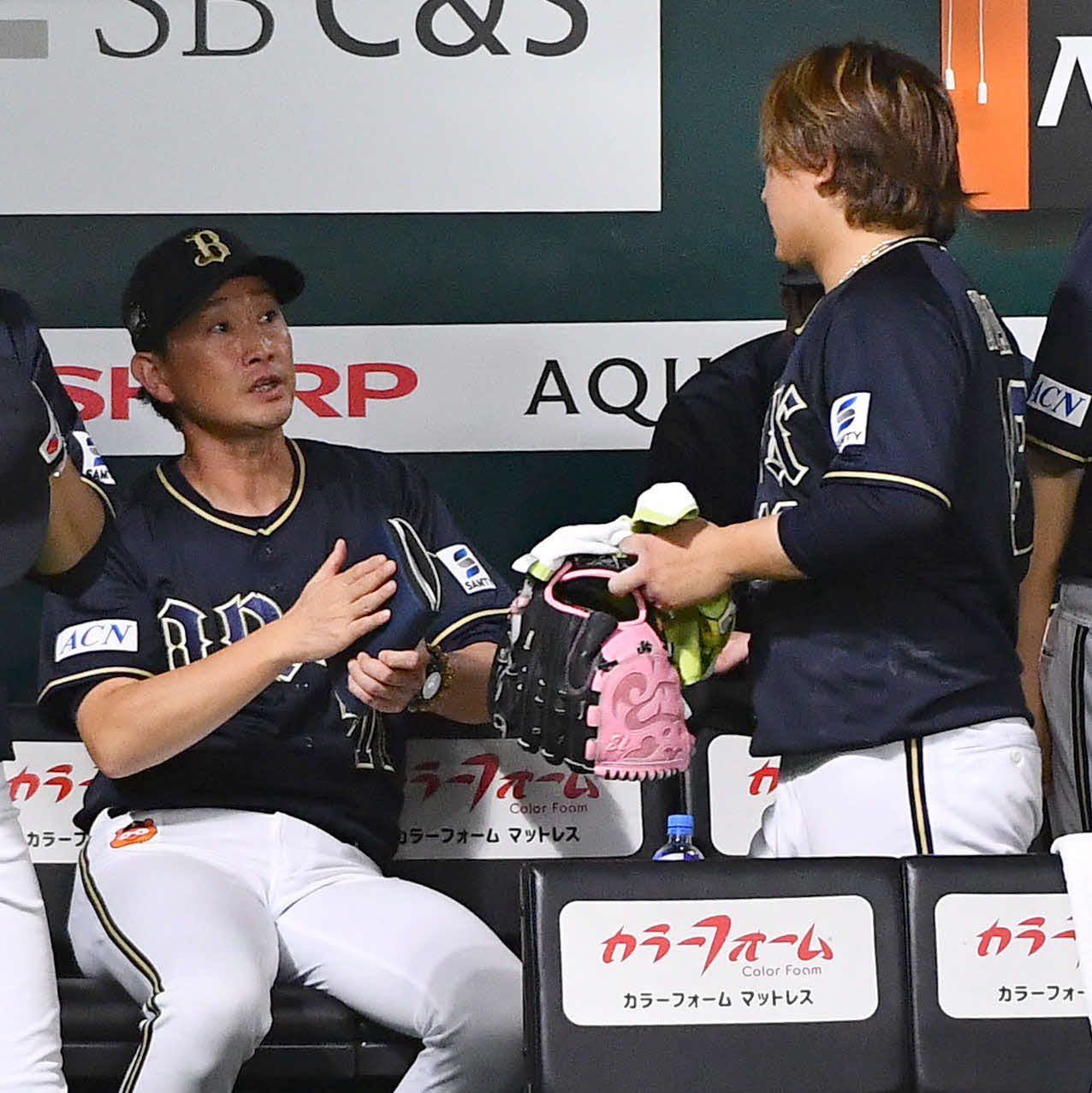 ソフトバンク対オリックス　8回表終了後、交代を告げられてベンチ裏へ引き揚げる宮城（右）を拍手で送る岸田監督（撮影・岩下翔太）