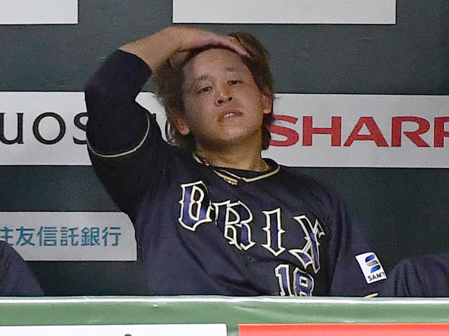 ソフトバンク対オリックス　7回裏終了後、中村に同点適時打を打たれた宮城はベンチで悔しがる（撮影・岩下翔太）