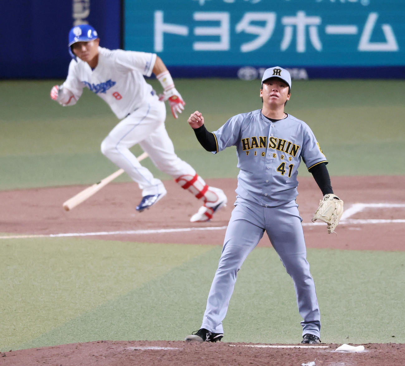中日対阪神　7回裏中日2死二、三塁、村上は代打大島に中前2点適時打を打たれて失点する（撮影・加藤哉）
