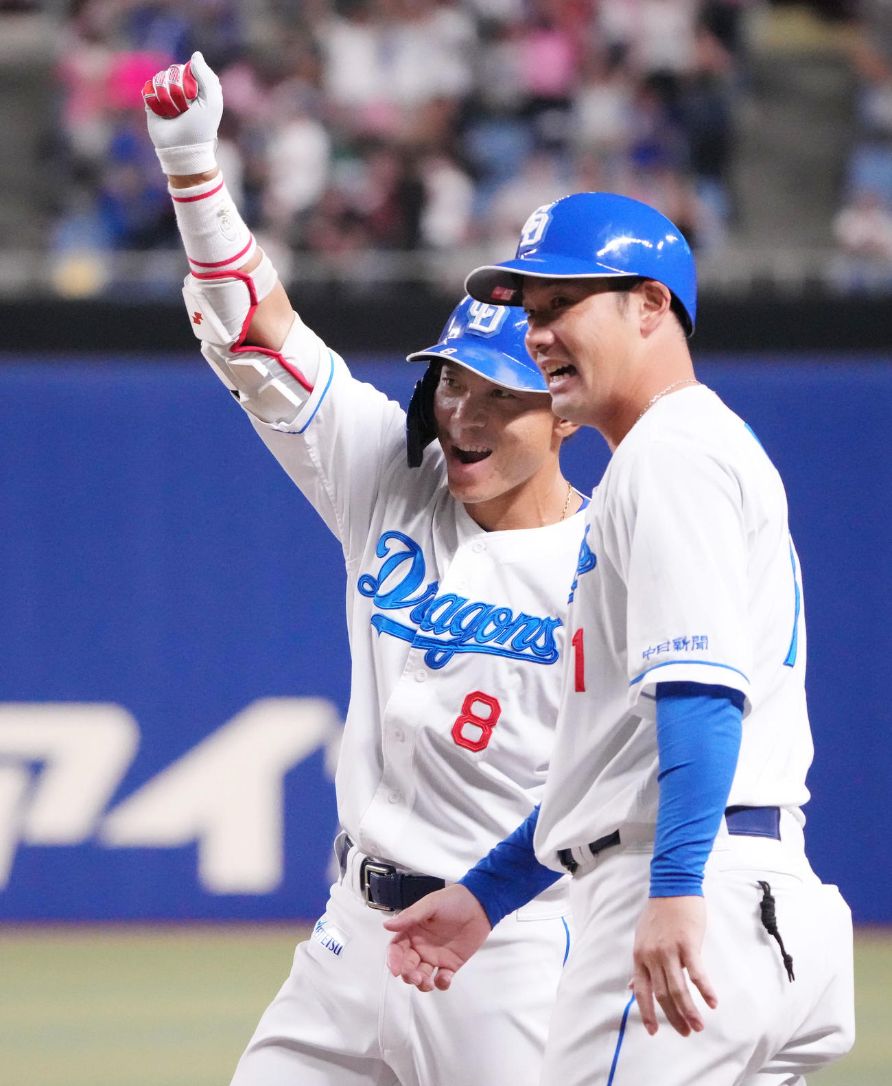 中日対阪神　7回裏中日2死二、三塁、大島（左）は中前2点適時打を放ちベンチに向かってガッツポーズ（撮影・森本幸一）