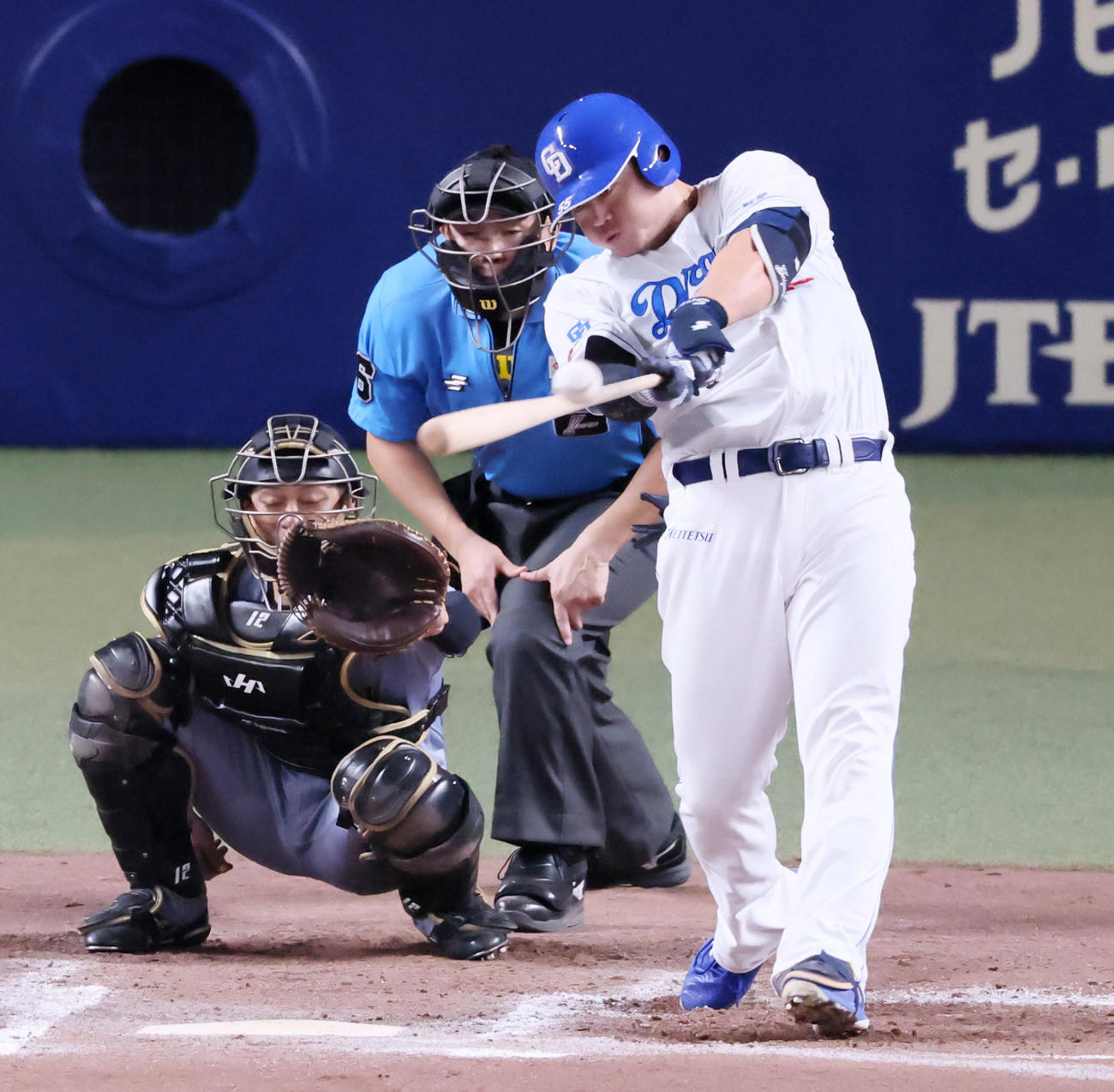 中日対阪神　7回裏中日無死、細川は左越え二塁打を放つ（撮影・加藤哉）