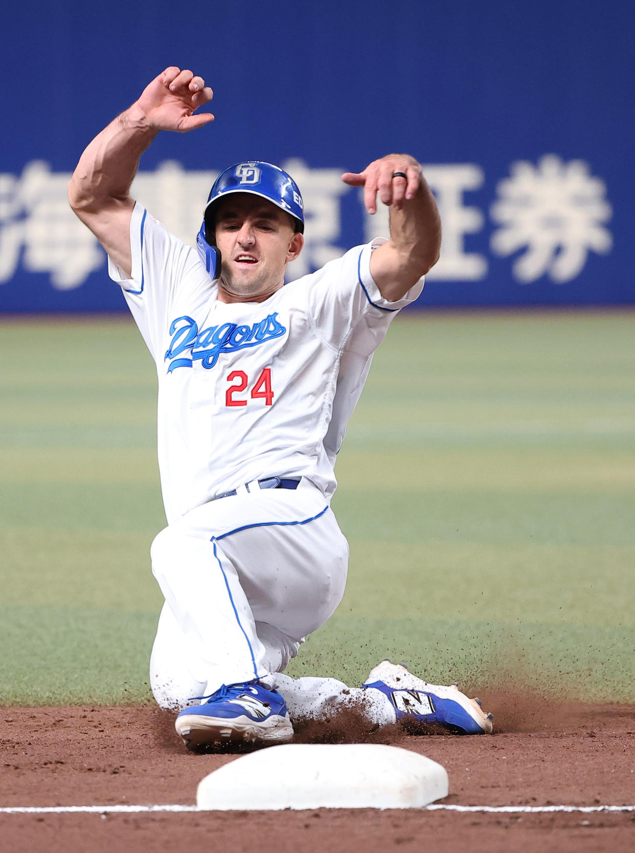 中日対阪神　7回裏中日無死一、三塁、山本の適時打で三塁へ滑り込む一走のボスラー（撮影・上田博志）