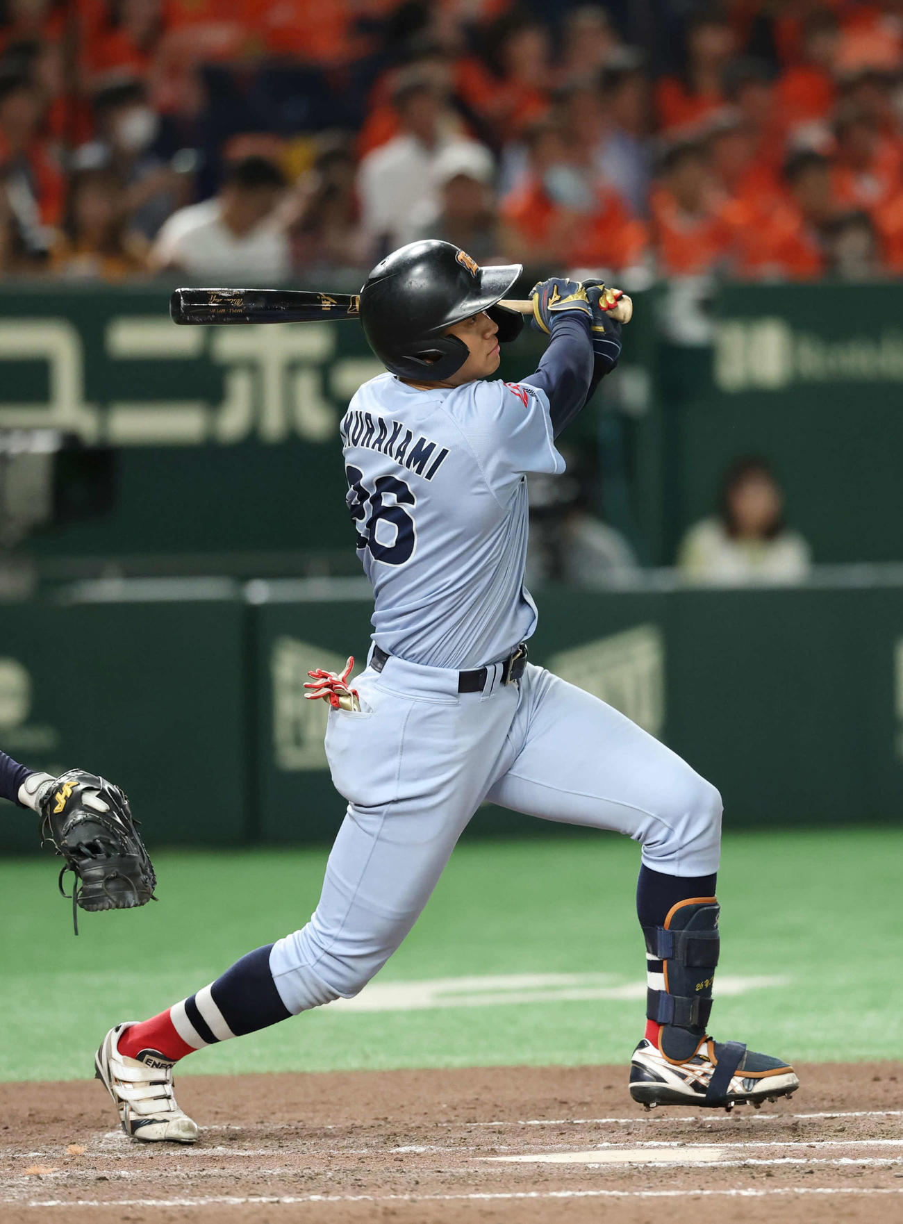 ENEOS対JR東日本　8回表ENEOS無死一、二塁　右適時二塁打を放つ村上（撮影・増田悦実）