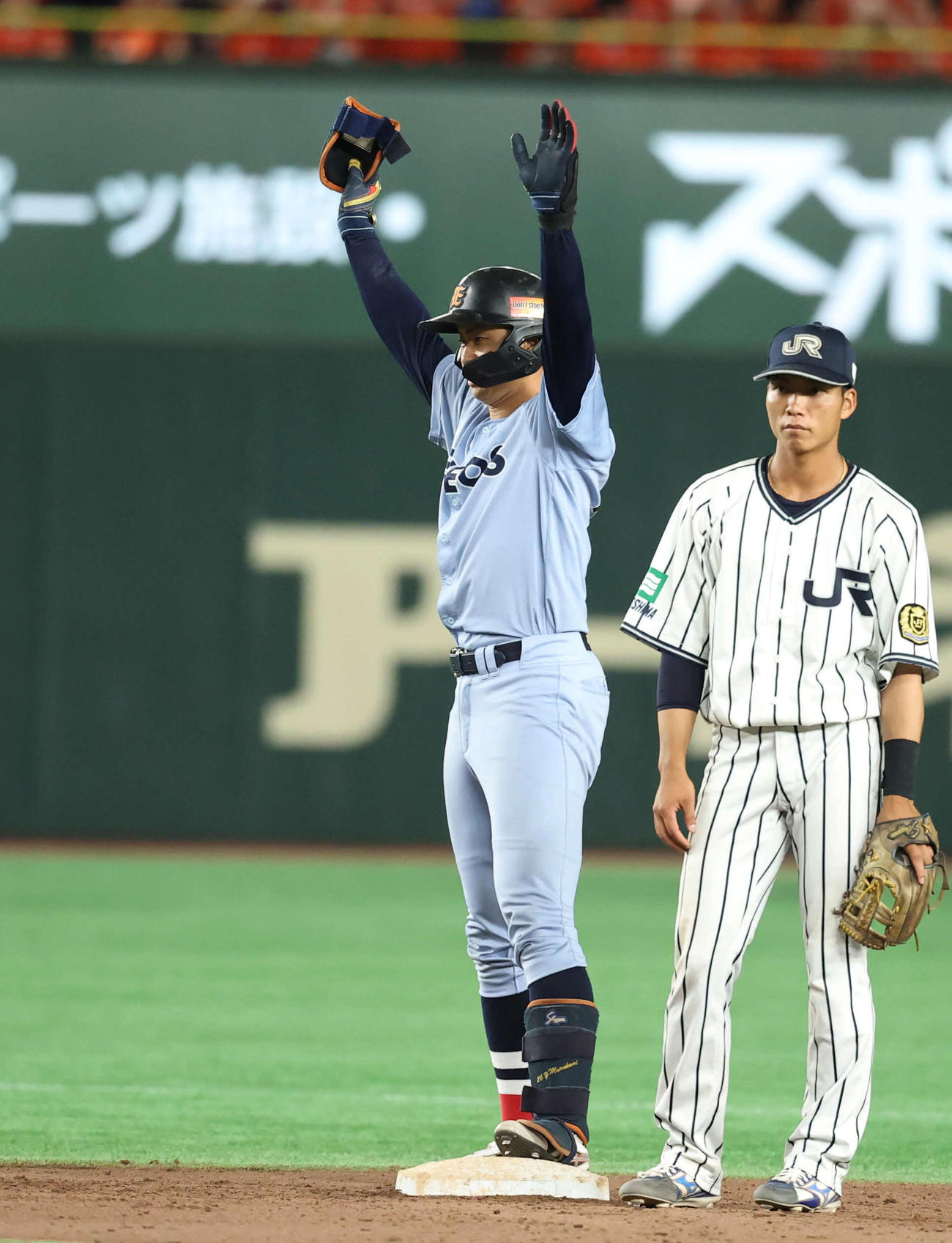 ENEOS対JR東日本　8回表ENEOS無死一、二塁　右適時二塁打を放ち両手を挙げ喜ぶ村上（撮影・増田悦実）
