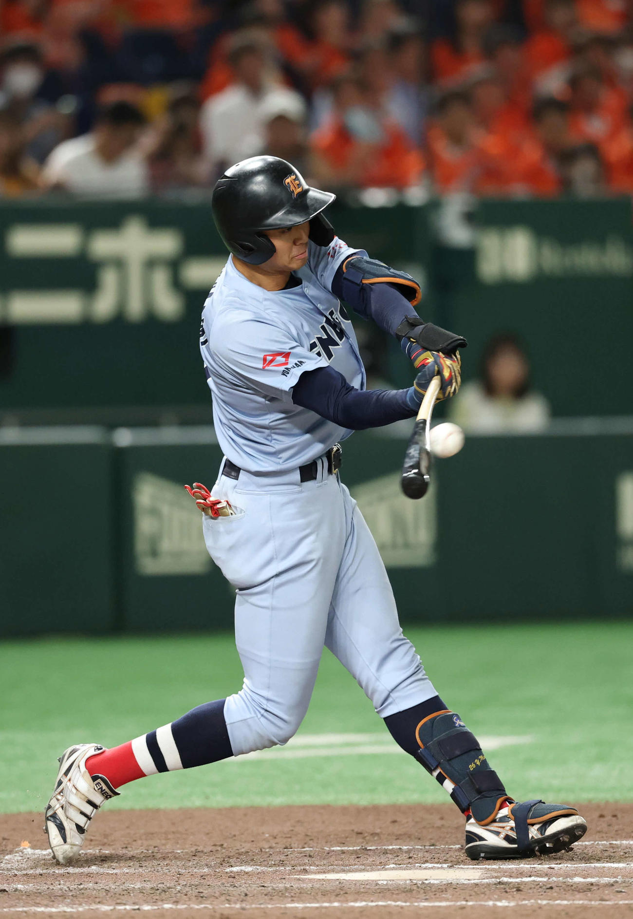 ENEOS対JR東日本　8回表ENEOS無死一、二塁　右適時二塁打を放つ村上（撮影・増田悦実）