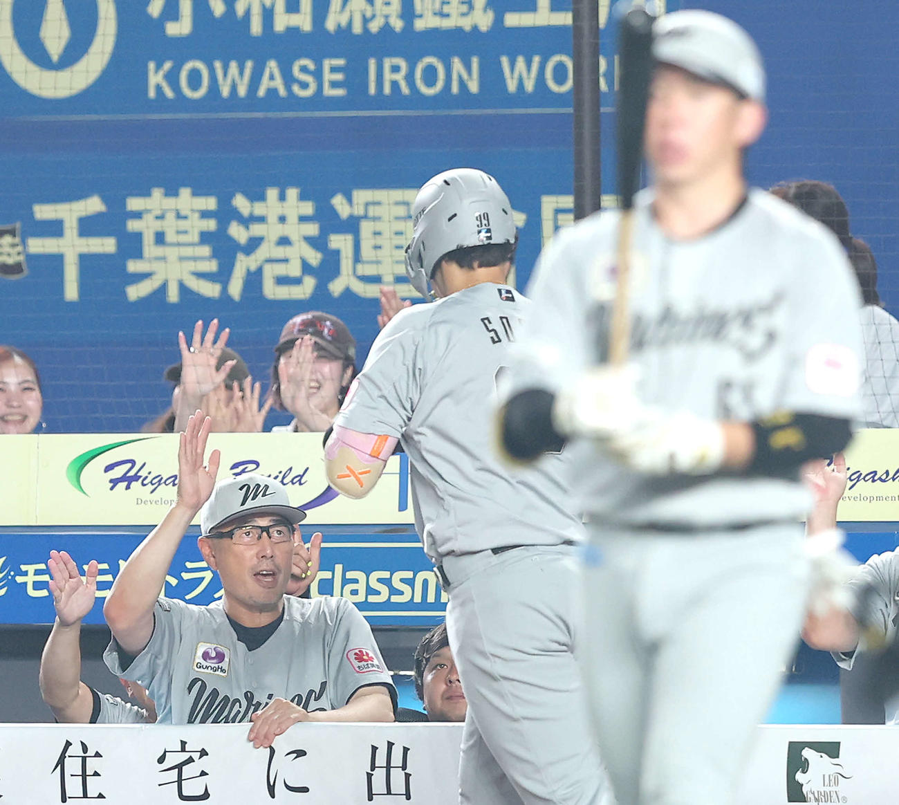 ロッテ対日本ハム　7回裏ロッテ2死一塁、に右越え2点本塁打で生還するネフタリ・ソトを迎える吉井監督（右）（撮影・河田真司）