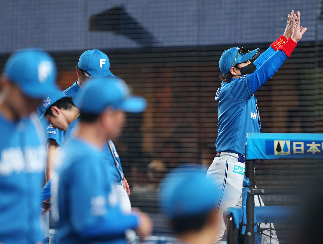 ロッテ対日本ハム　ロッテに勝利し、声援に応えながら引き揚げる新庄監督（撮影・河田真司）