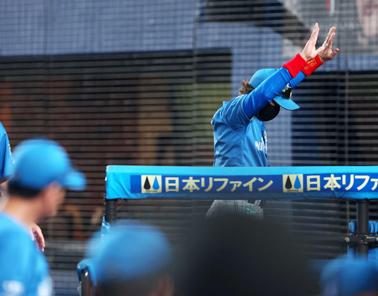 ロッテ対日本ハム　ロッテに勝利し、声援に応えながら引き揚げる新庄監督（撮影・河田真司）