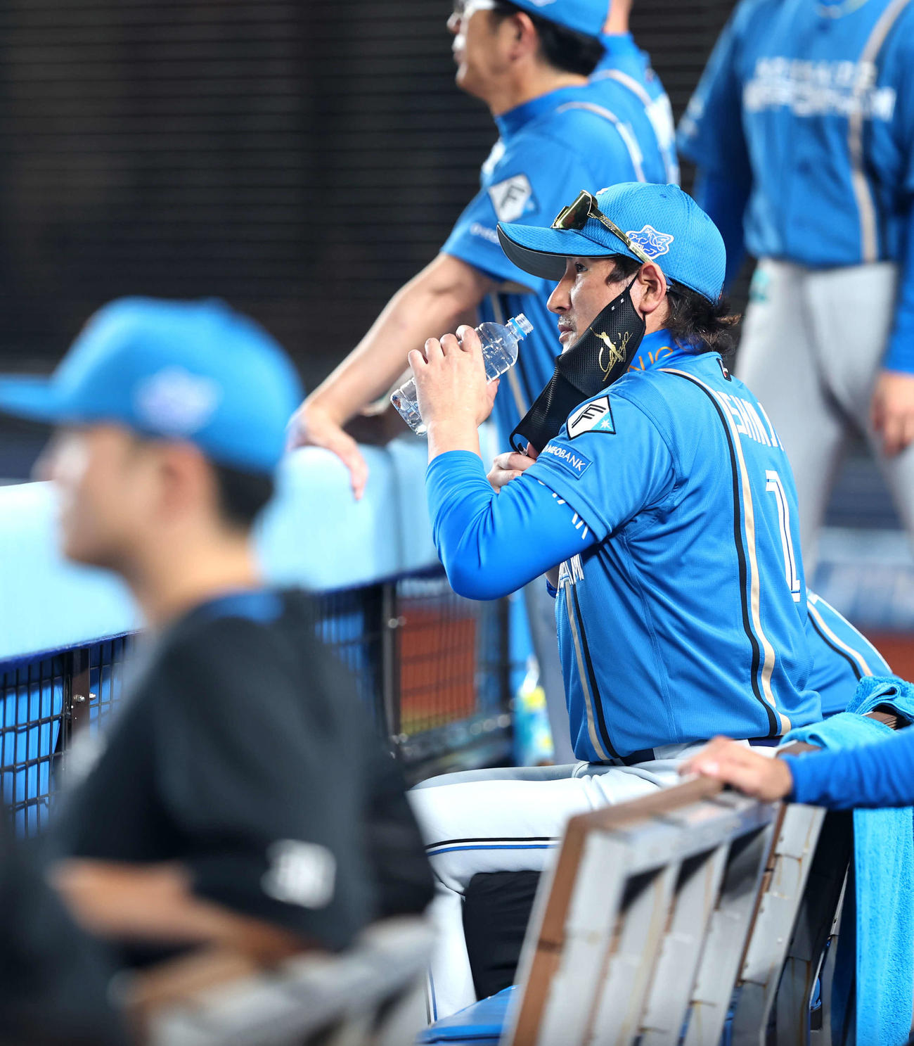 ロッテ対日本ハム　9回裏、戦況を見守る新庄監督（撮影・河田真司）