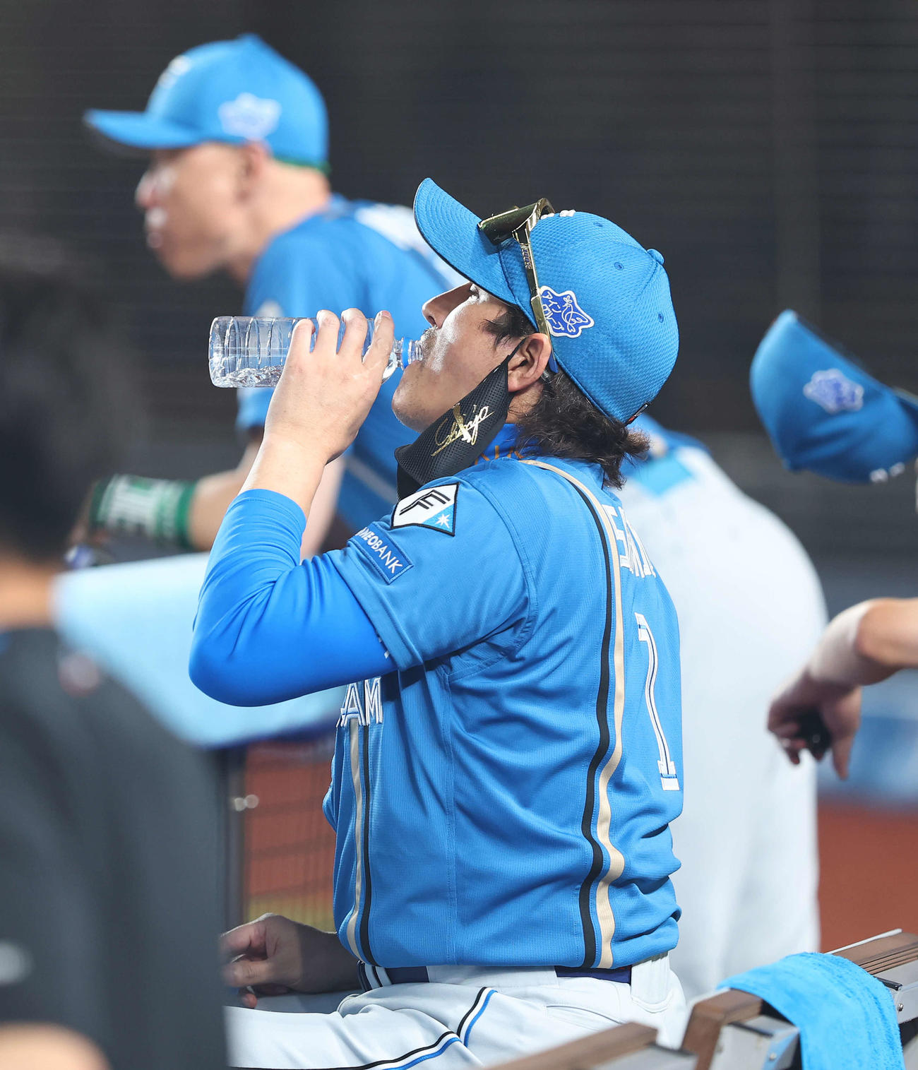 ロッテ対日本ハム　8回表を終え、水分補給する新庄監督（撮影・河田真司）