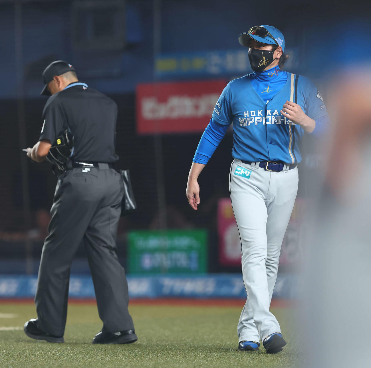 ロッテ対日本ハム　8回裏ロッテ2死一、二塁、投手交代を告げる新庄監督（撮影・河田真司）