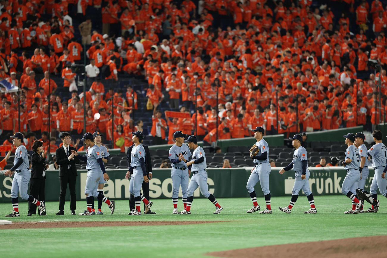ENEOS対JR東日本　JR東日本に勝利し監督とタッチを交わすENEOSナイン（撮影・増田悦実）