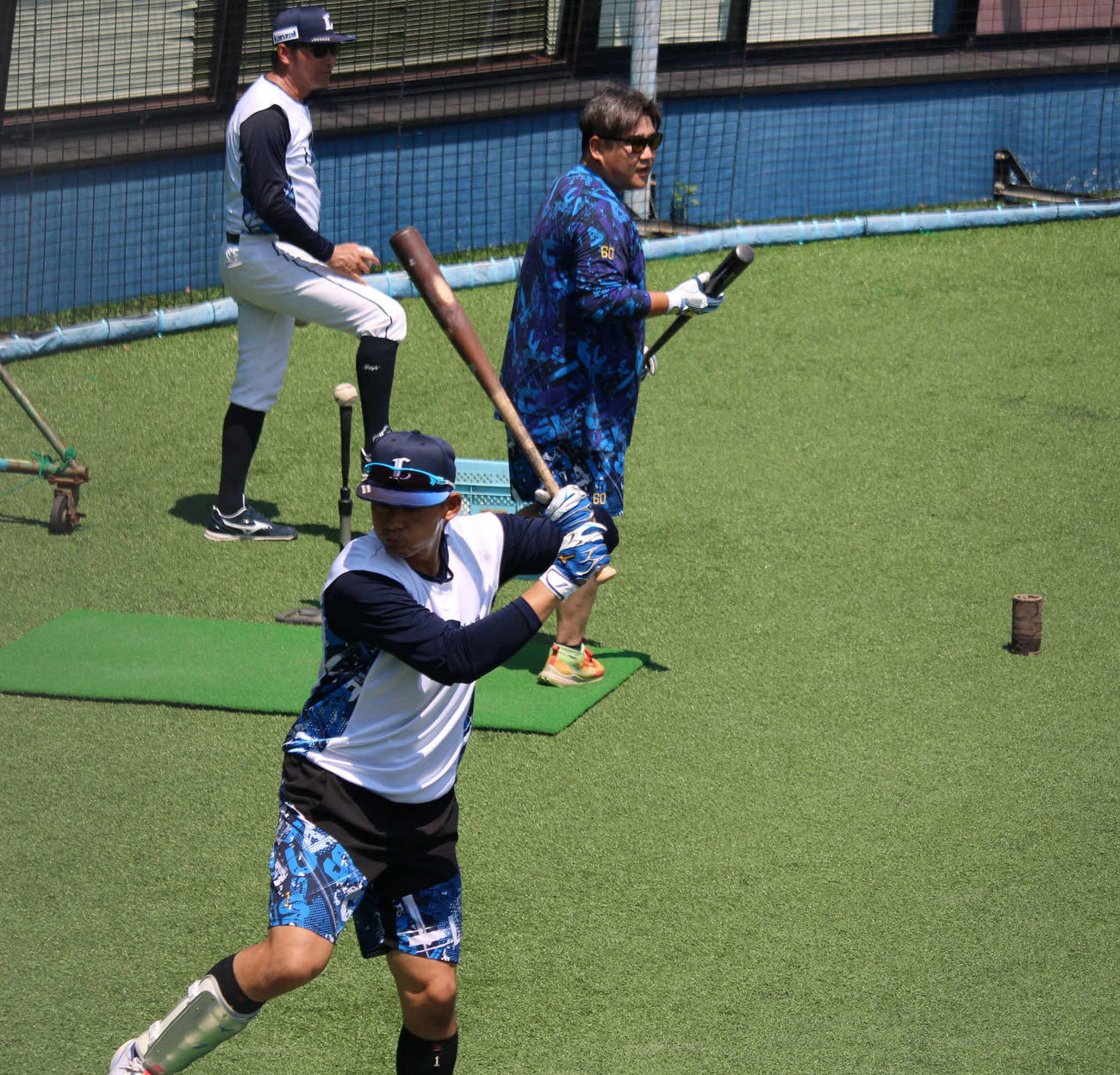 2軍試合前に練習する西武栗山（手前）と中村剛（右）（25年8月21日撮影）