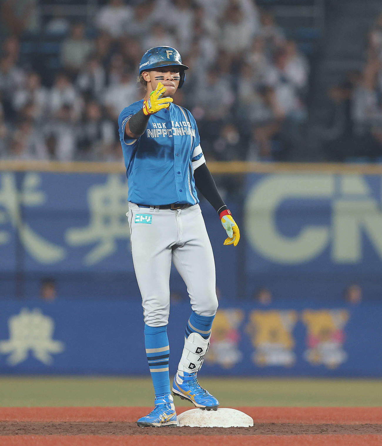 ロッテ対日本ハム　3回表日本ハム無死一、三塁、中前先制適時打を放ち出塁する水谷（撮影・河田真司）