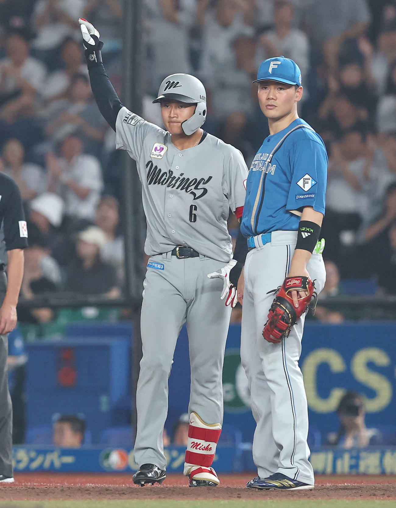 ロッテ対日本ハム　8回裏ロッテ1死満塁、中前適時打を放ち出塁する西川（撮影・河田真司）